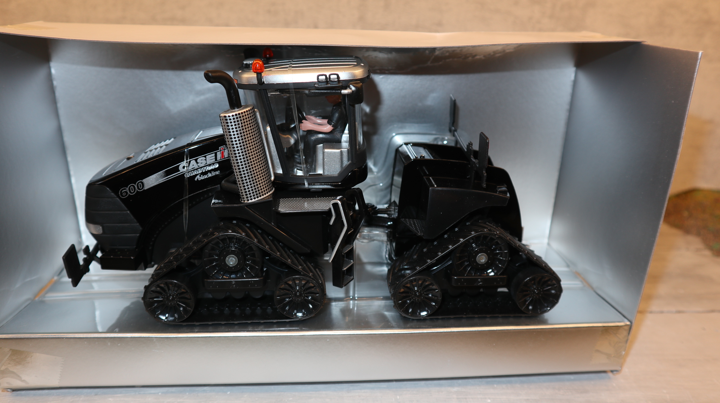 Siku 3275 in 1:32, Case IH Quadtrac 600 Sondermodell BLACKLINE